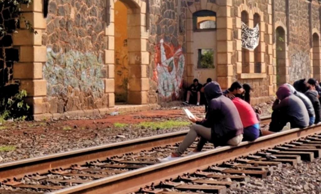 Normalistas liberan vías del tren en Michoacán: Segob. Noticias en tiempo real