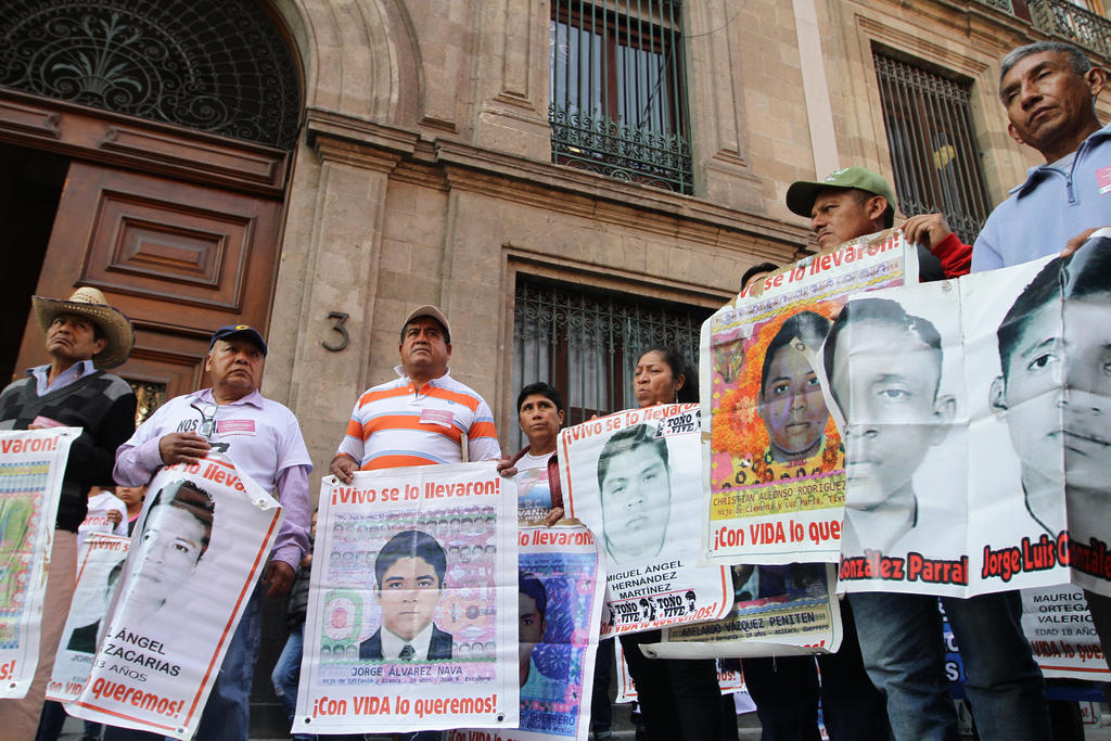 Recibe AMLO a padres de los 43 de Ayotzinapa. Noticias en tiempo real