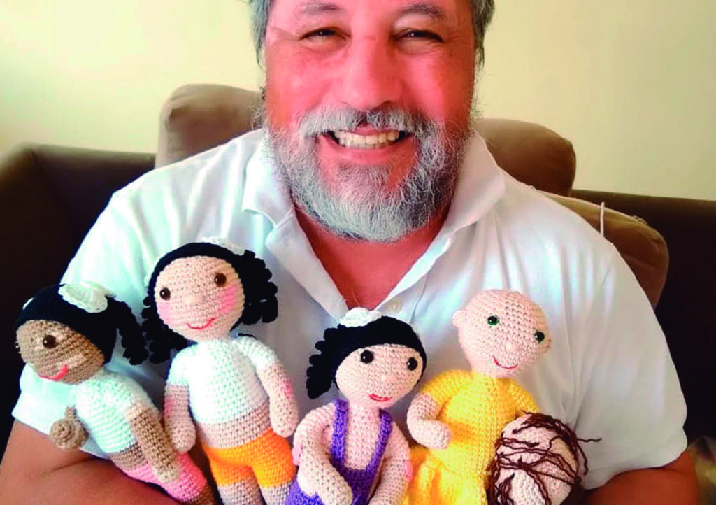 Abuelito crea muñecas con capacidades diferentes para su nieta. Noticias en tiempo real