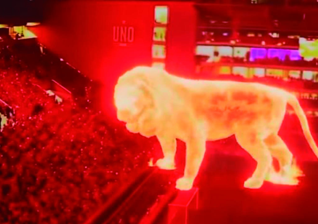 Video: Increíble león de fuego invade campo de futbol. Noticias en tiempo real