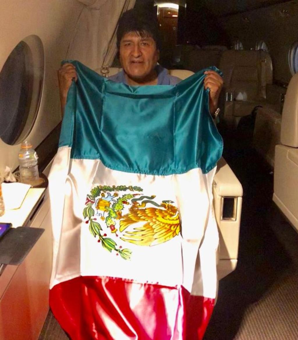 Ebrard comparte imagen de Morales a bordo de avión con bandera de México. Noticias en tiempo real