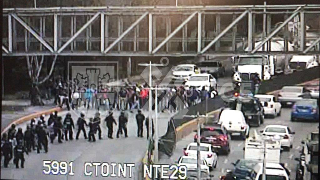 Bloquean integrantes de Policía Federal acceso a terminal 1 del AICM. Noticias en tiempo real