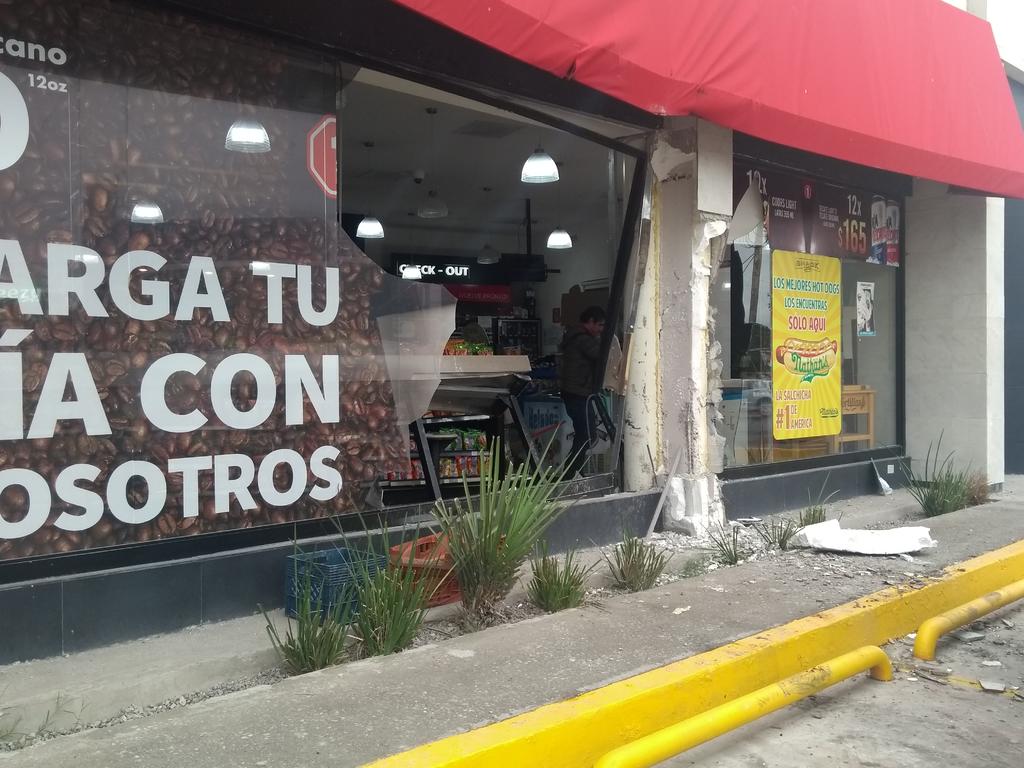 Autobús se impacta contra tienda de conveniencia en Torreón. Noticias en tiempo real