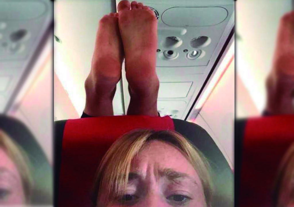 Viral: Coloca sus pies sucios sobre respaldo de pasajera en avión. Noticias en tiempo real