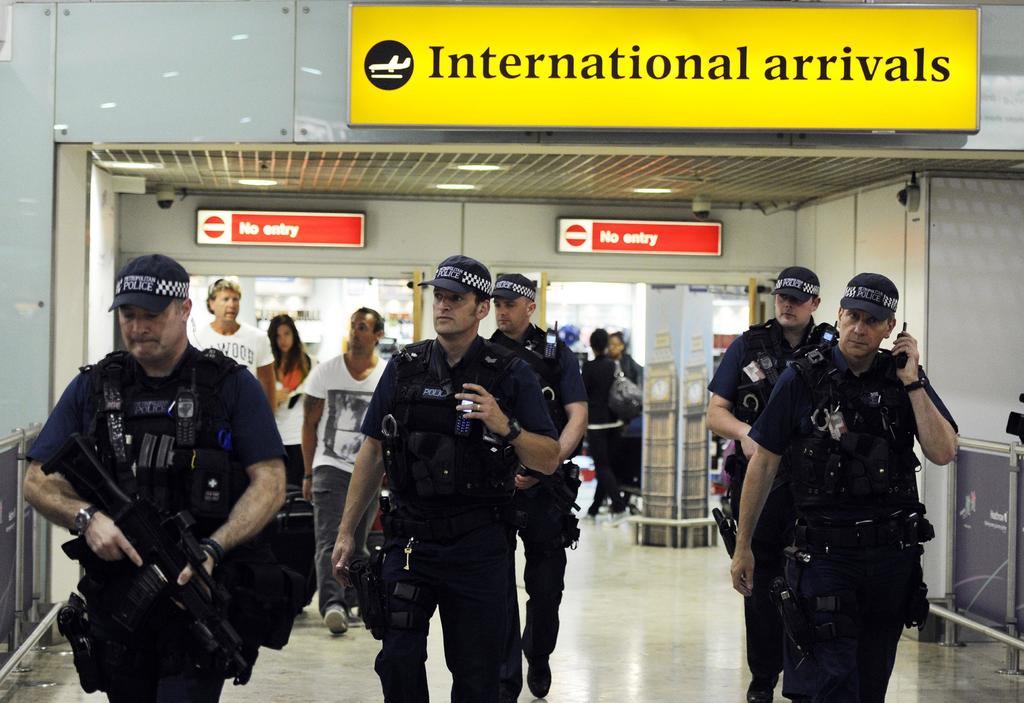 Detienen a sospechoso de terrorismo en aeropuerto de Londres. Noticias en tiempo real