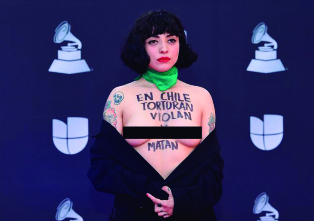 Mon Laferte desnuda su torso en Latin Grammy. Noticias en tiempo real
