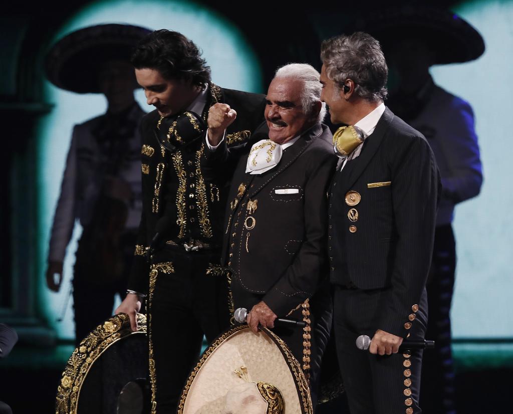 Vicente, Alejandro y Alex Fernández se reúnen y emocionan en los Latin Grammy. Noticias en tiempo real