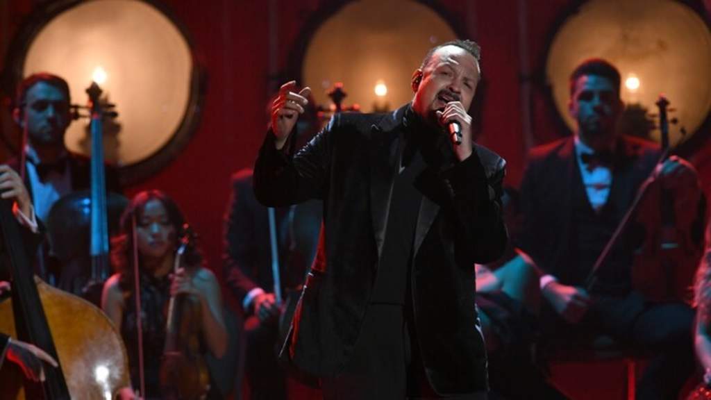 Pepe Aguilar rinde homenaje a José José en los Latin Grammy. Noticias en tiempo real