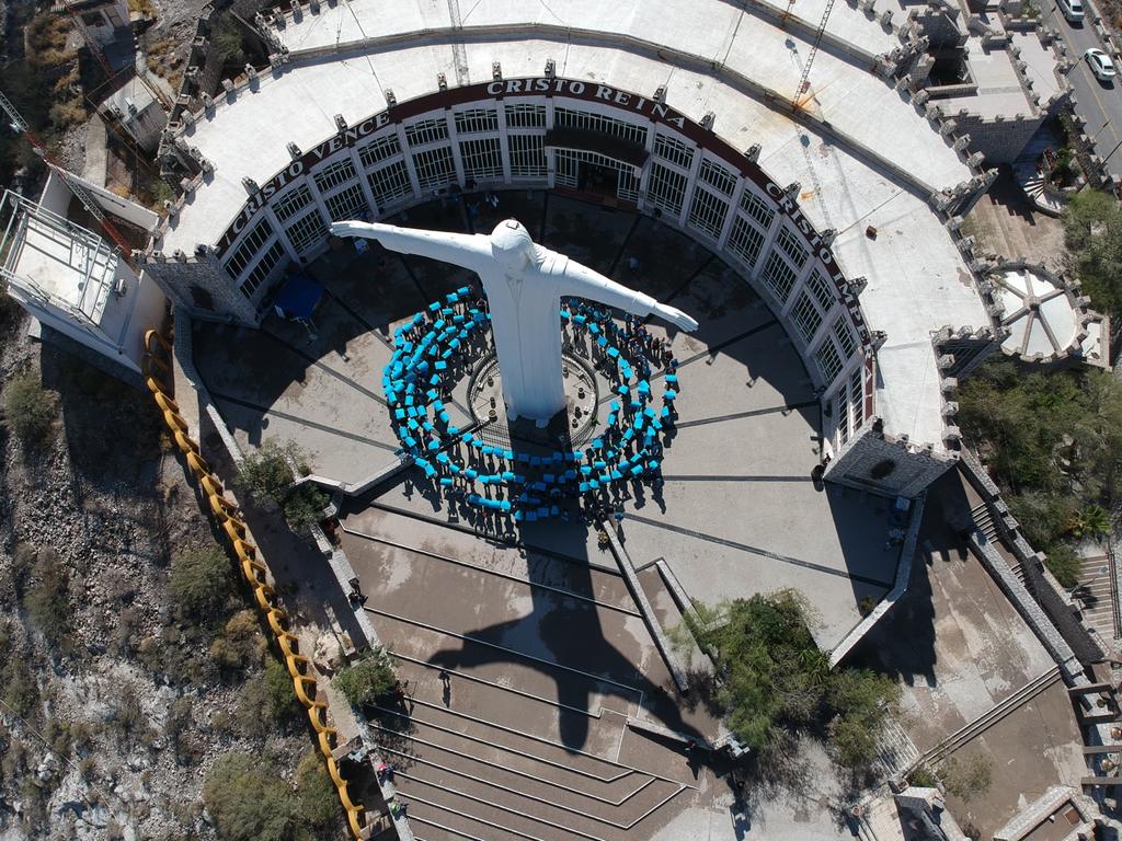 Forman círculo azul en el Cerro de las Noas para conmemorar el Día de la Diabetes - El Siglo de Torreón