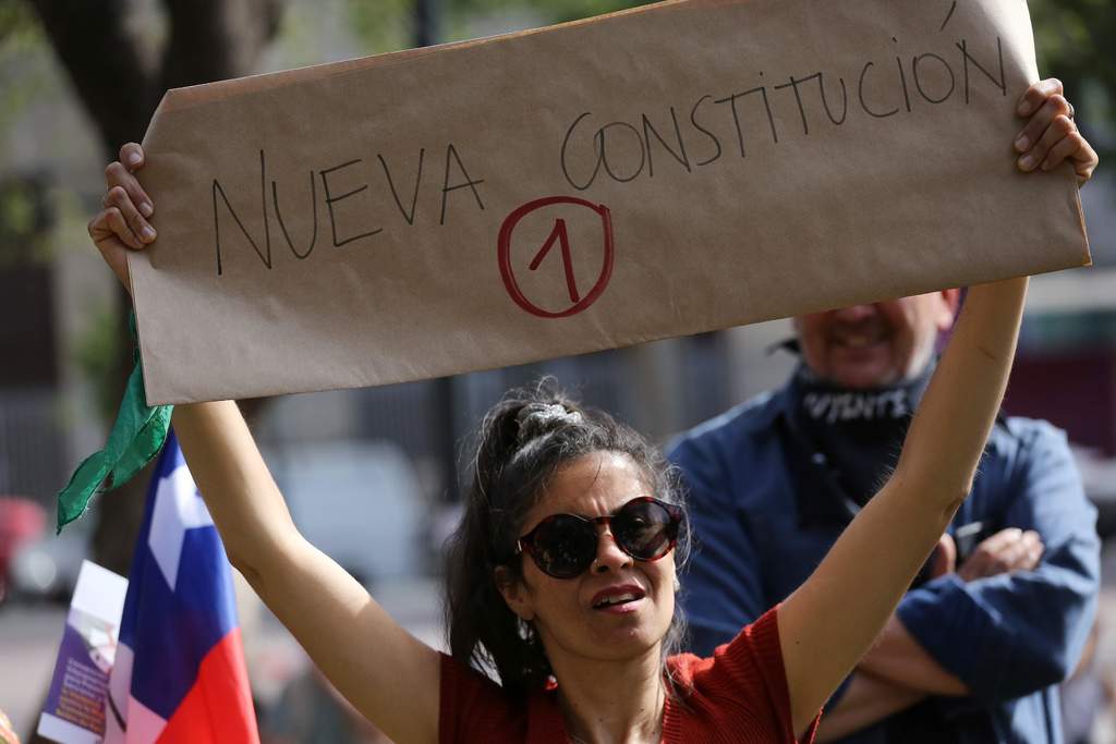 Inician camino para nueva Constitución en Chile; ciudadanos opinan en las calles. Noticias en tiempo real