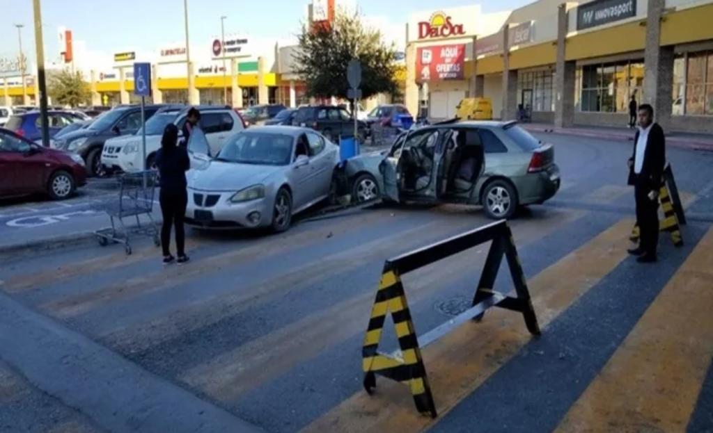 Hombres armados ingresan a Walmart durante balacera en Nuevo Laredo. Noticias en tiempo real