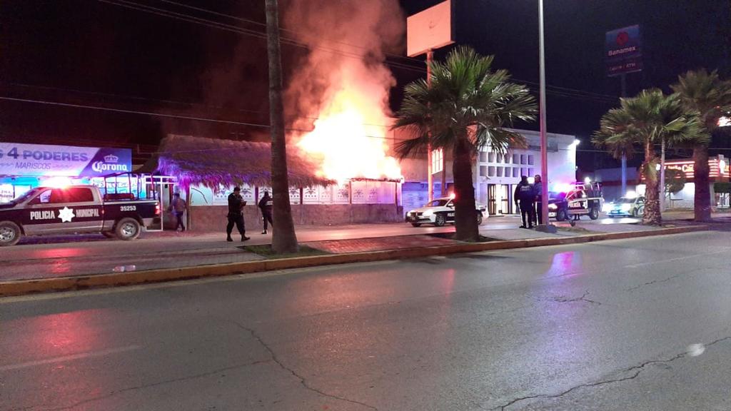 Restaurante de mariscos se incendia de madrugada en Torreón. Noticias en tiempo real