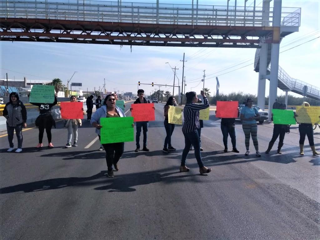 Bloquean carretera Torreón-Matamoros; Fiscalía ordena traslado de heridos. Noticias en tiempo real
