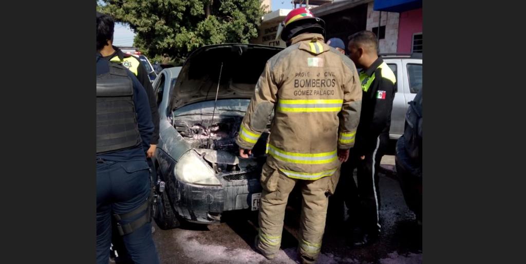 Se incendia motor de vehículo en Gómez Palacio. Noticias en tiempo real