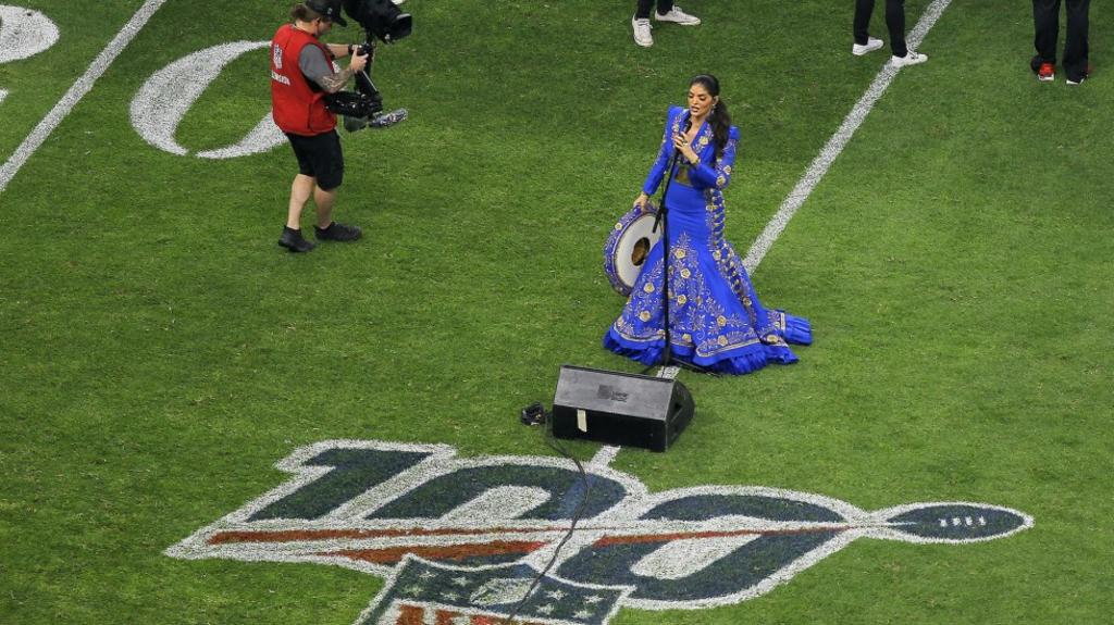 Ana Bárbara se equivoca al cantar Himno Nacional en juego de la NFL. Noticias en tiempo real