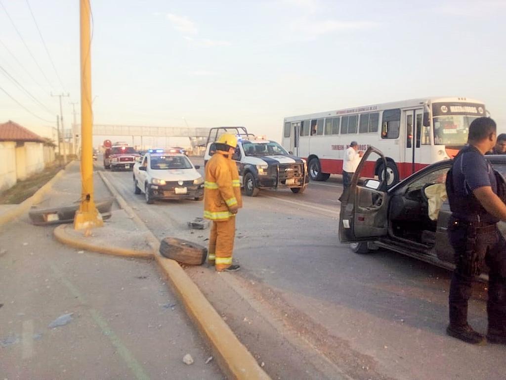 Conductor ebrio choca contra luminaria en la carretera Torreón-Matamoros. Noticias en tiempo real