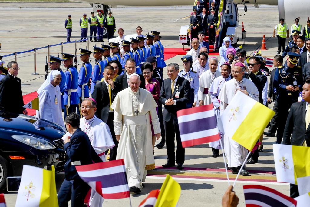 Francisco llega a Bangkok en primera visita papal a Tailandia en 35 años. Noticias en tiempo real