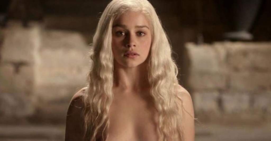 Emilia Clarke revela que la presionaron para desnudarse en GOT. Noticias en tiempo real