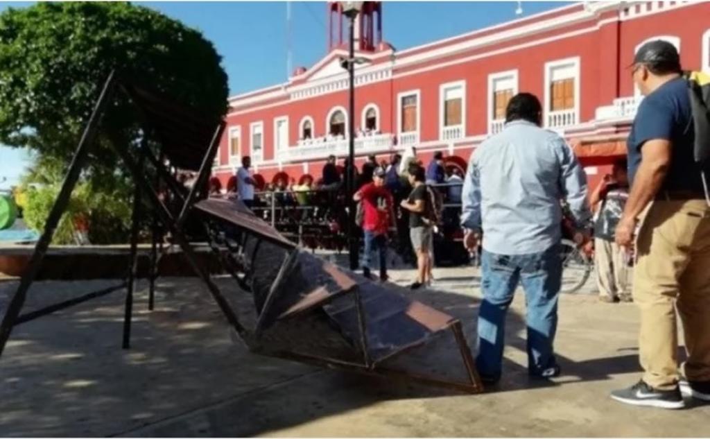 Se desploman gradas durante desfile de la Revolución en Yucatán. Noticias en tiempo real