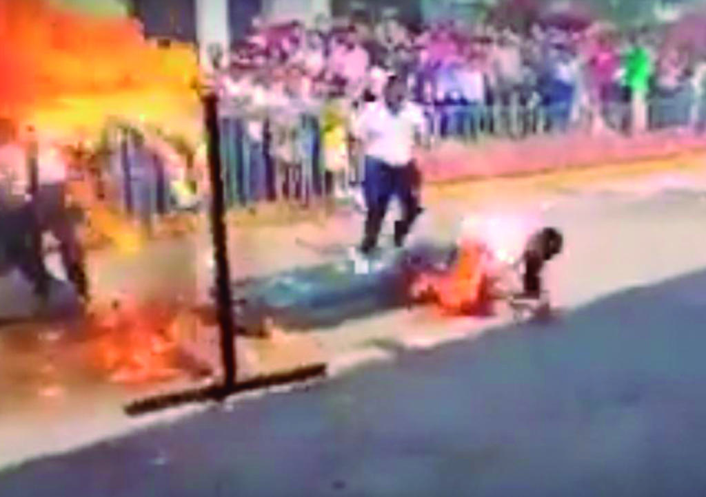 Video: Policía se incendia tras acrobacia fallida en Tabasco. Noticias en tiempo real