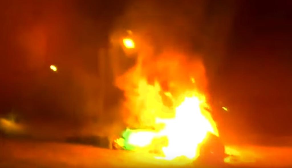 VIDEO: Policías rescatan a una mujer de un vehículo en llamas. Noticias en tiempo real