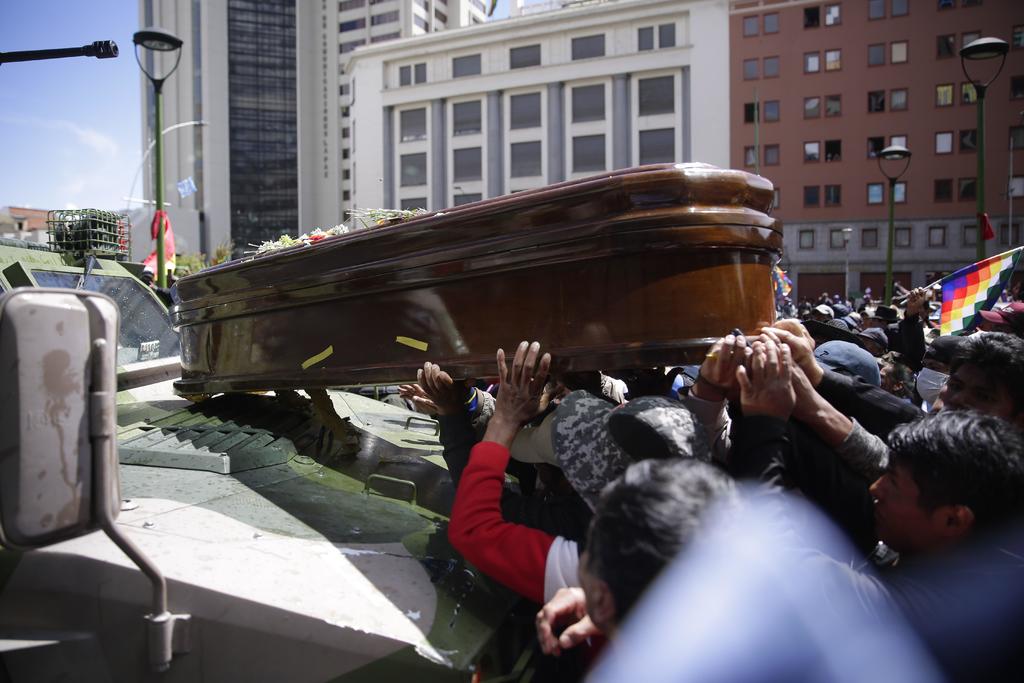 Dispersan con gases marcha con ataúdes de fallecidos en operativo en Bolivia. Noticias en tiempo real