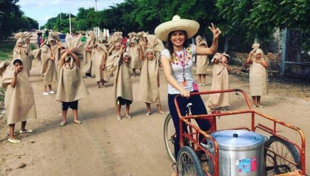Maestra se vuelve viral al disfrazarse de tamalera y sus alumnos de tamales. Noticias en tiempo real