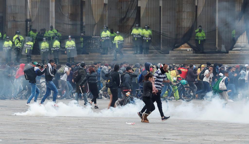 Policía dispersa con gas lacrimógeno cacerolazo en centro de Bogotá. Noticias en tiempo real