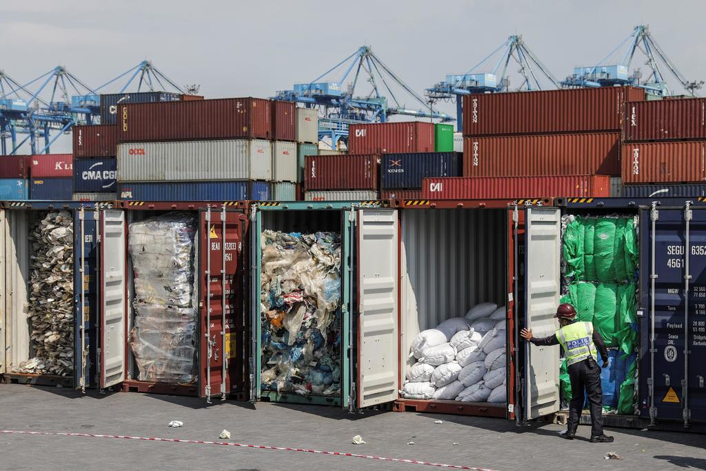 Devolverá Malasia 42 contenedores ilegales con residuos a Reino Unido. Noticias en tiempo real