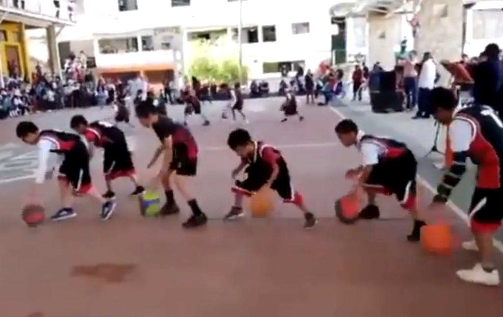 Al ritmo de Queen, niños de Oaxaca hacen ejercicios de basquetbol. Noticias en tiempo real