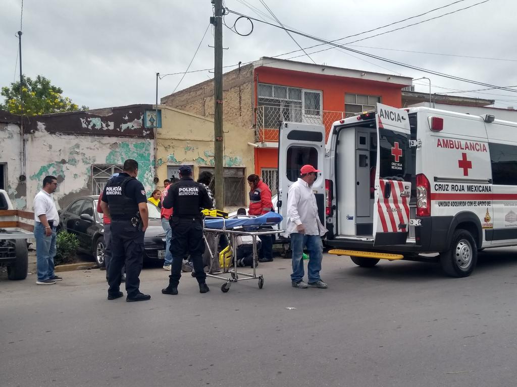 Auto le cae encima a hombre en Torreón. Noticias en tiempo real