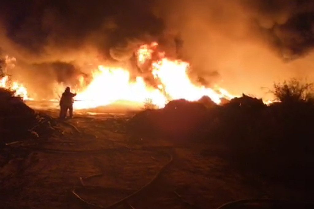 Se incendia planta recicladora en Gómez Palacio. Noticias en tiempo real