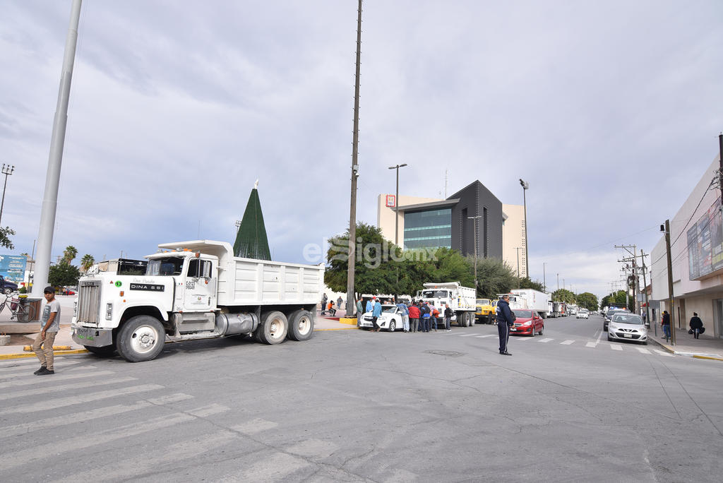 Se manifiestan transportistas en la Plaza Mayor de Torreón. Noticias en tiempo real