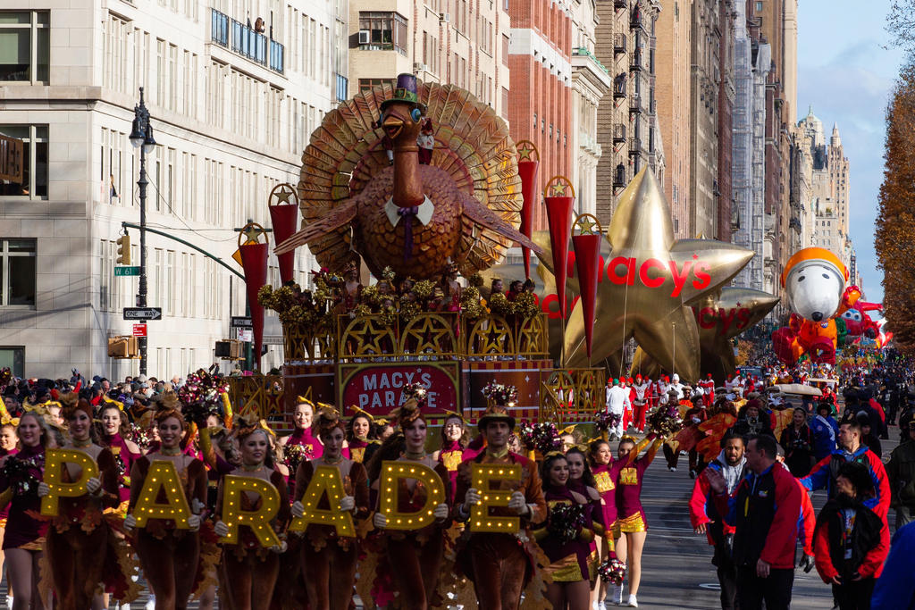 Pese al viento, disfrutan del tradicional desfile por Acción de Gracias