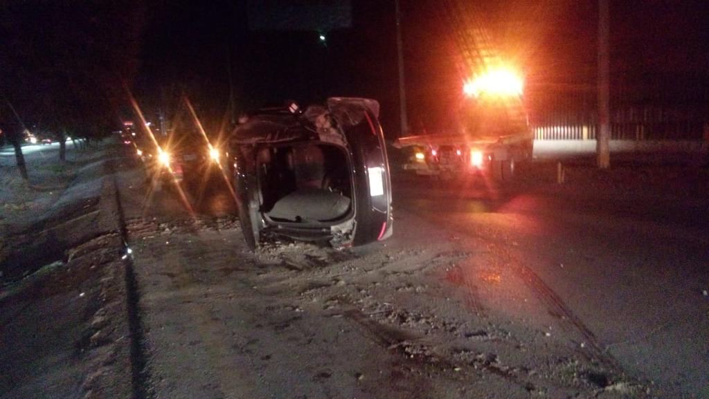 Ebrio al volante sufre volcadura en el Periférico de Torreón. Noticias en tiempo real