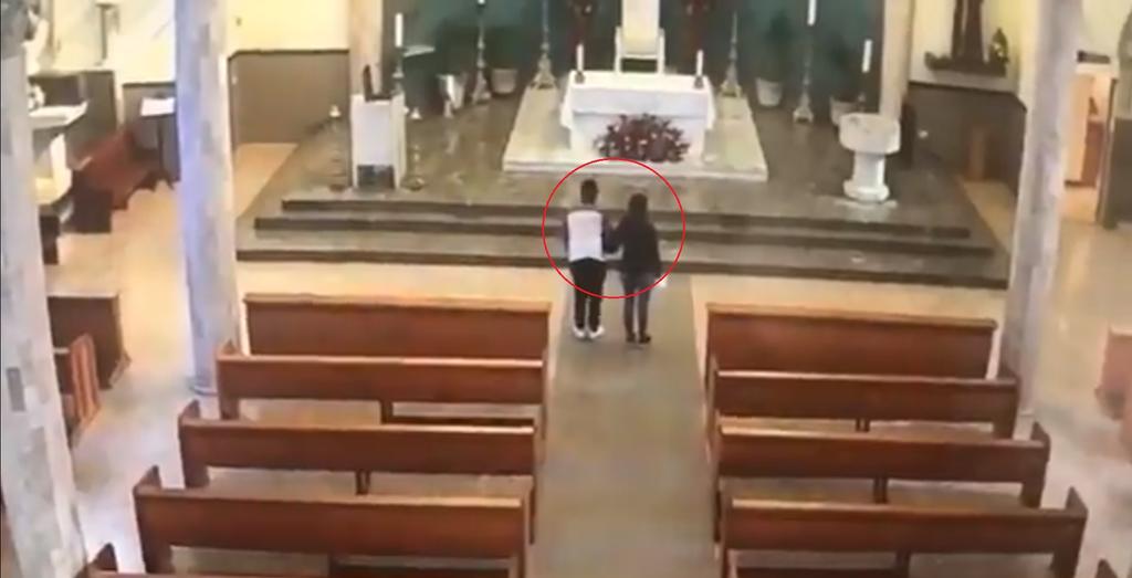 VIDEO: Captan a pareja robando la limosna de una iglesia. Noticias en tiempo real