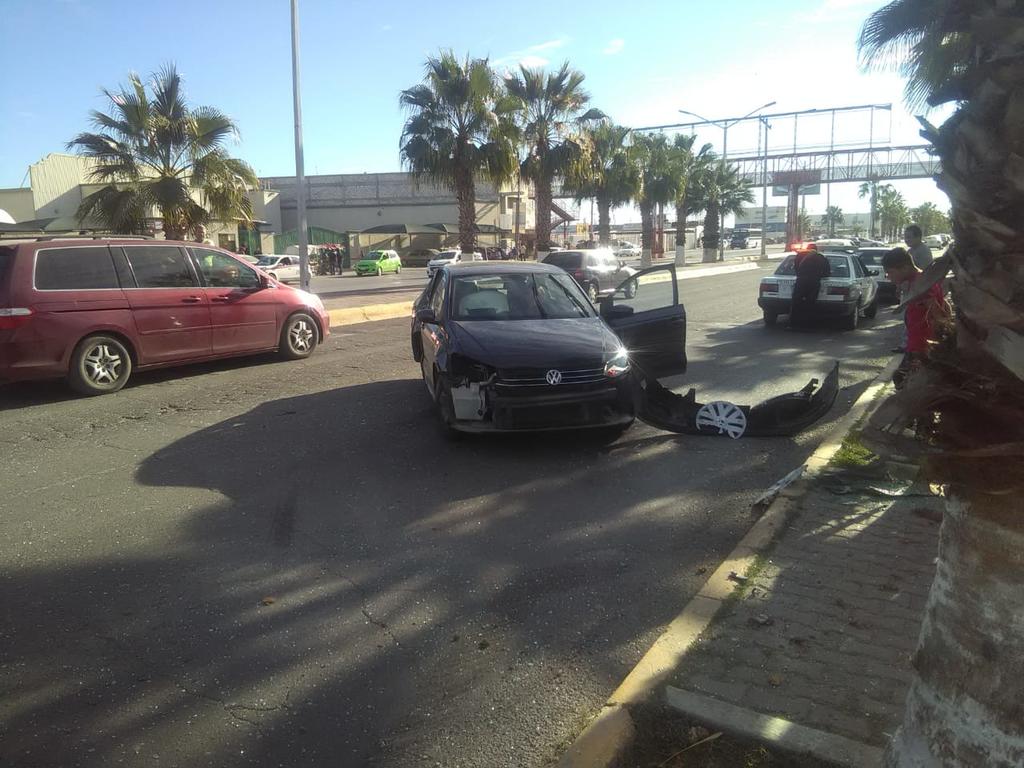 Joven conductora choca contra una palma en Gómez Palacio. Noticias en tiempo real