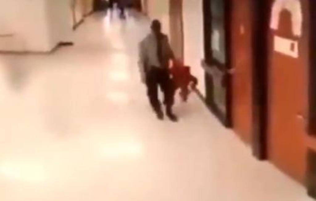 Captan en video a policía mientras azota a niño de 11 años. Noticias en tiempo real