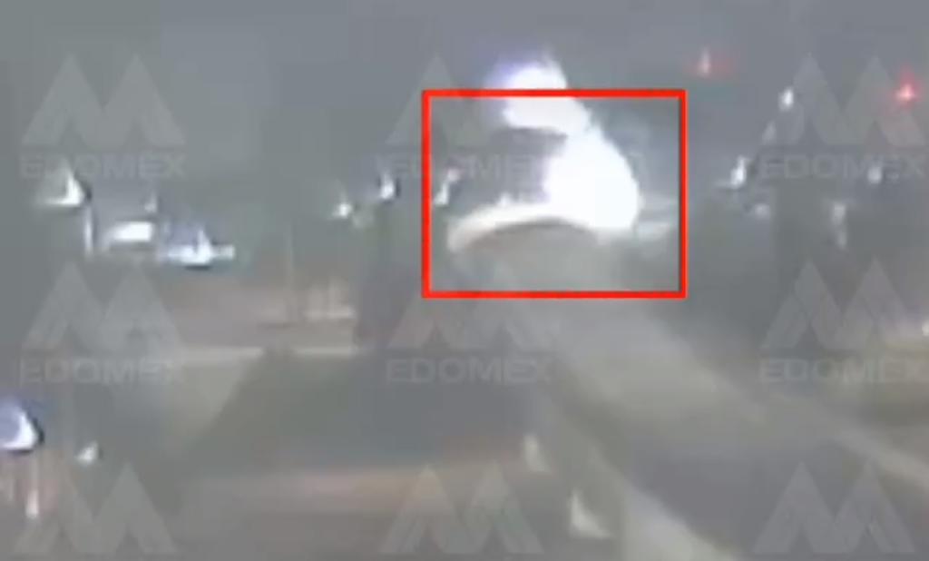 Difunden video de automóvil que salió volando de un puente en Toluca. Noticias en tiempo real