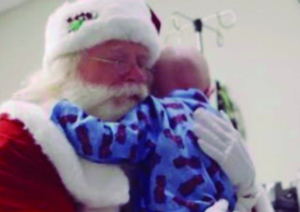 Niño cumple su último deseo de conocer a Santa y muere en sus brazos