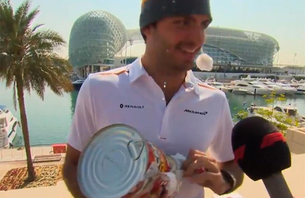Checo Perez Regala Jalapenos A Carlos Sainz En Intercambio Navideno El Siglo De Torreon