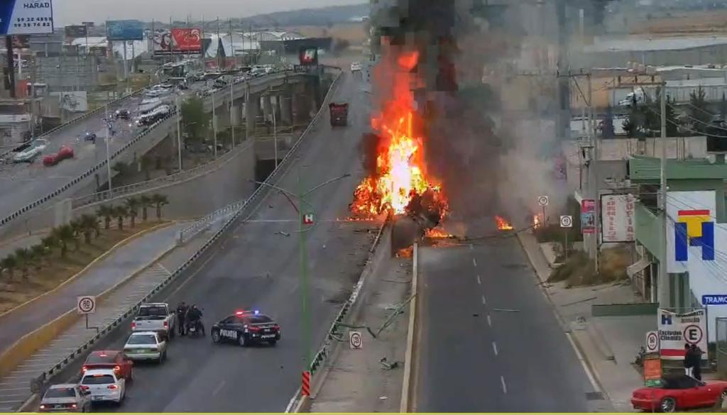 Muere conductor de pipa de combustible al volcar en Hidalgo. Noticias en tiempo real