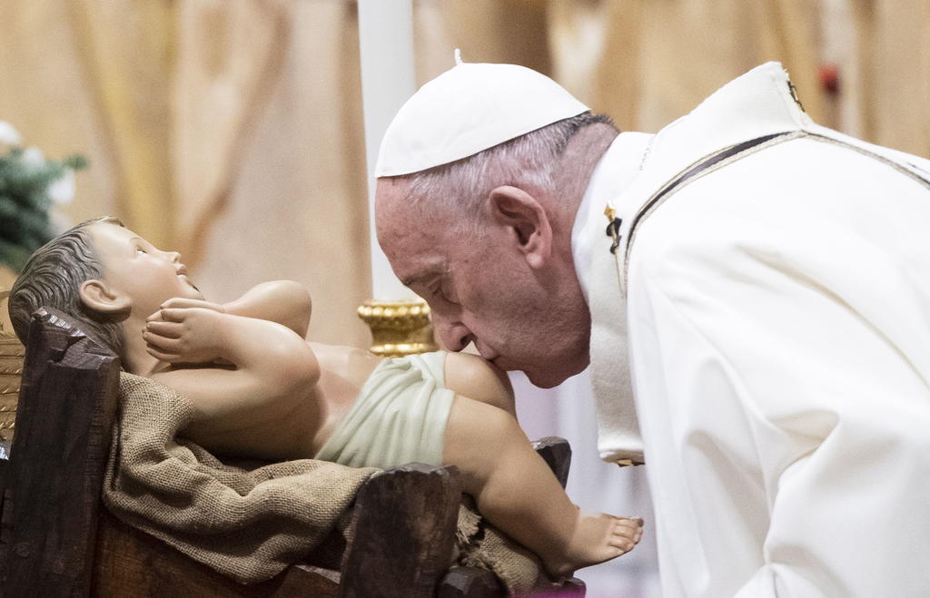 Papa celebra misa de Nochebuena después de año turbulento. Noticias en tiempo real