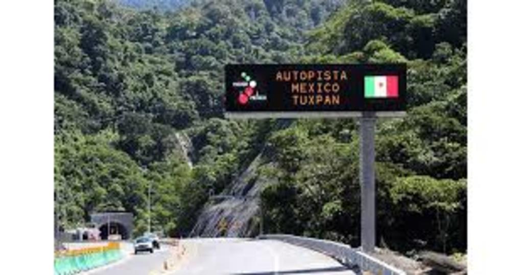 Se vuelca camión en la carretera federal México-Tuxpan. Noticias en tiempo real