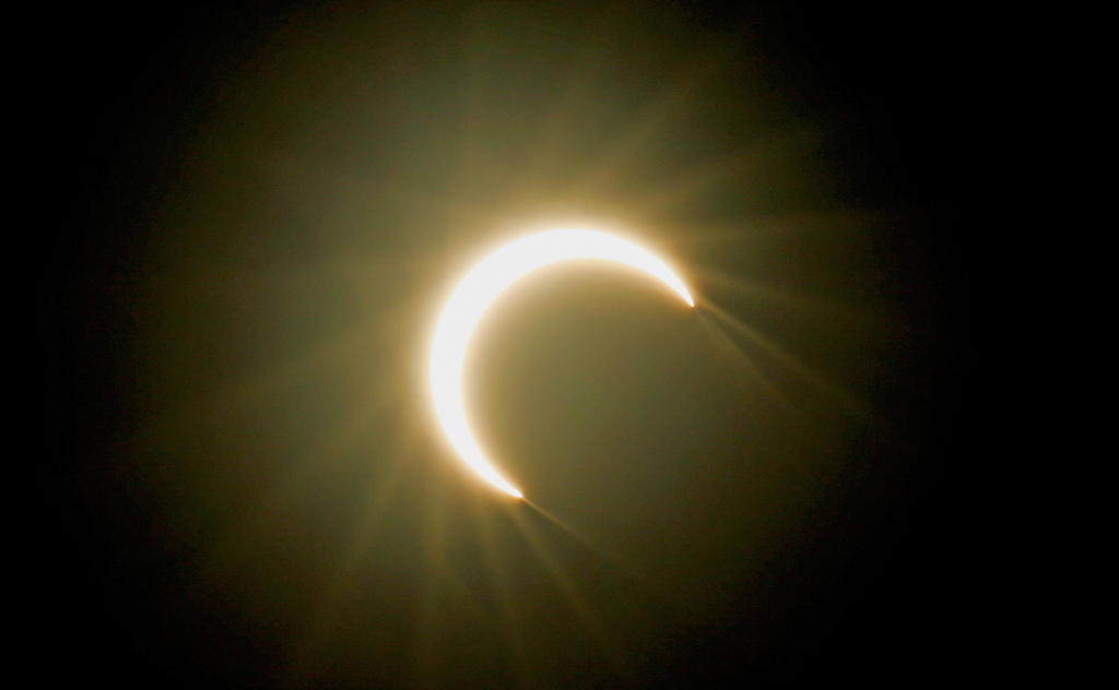 Eclipse anular de Sol atrae a miles de personas en Asia. Noticias en tiempo real