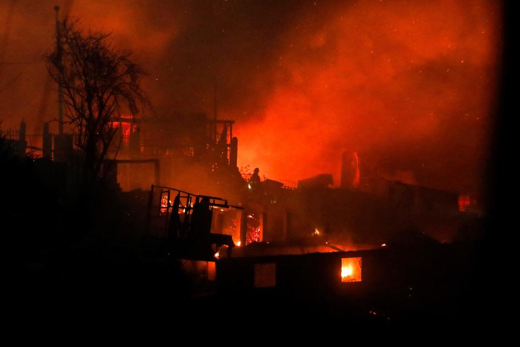 Suben a 245 las residencias destruidas por incendio en Chile. Noticias en tiempo real