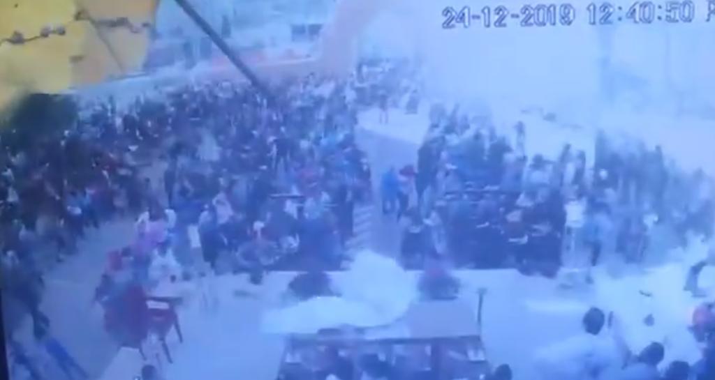 VIDEO: Carpa cae sobre feligreses en plena misa por fuertes vientos en Puebla. Noticias en tiempo real