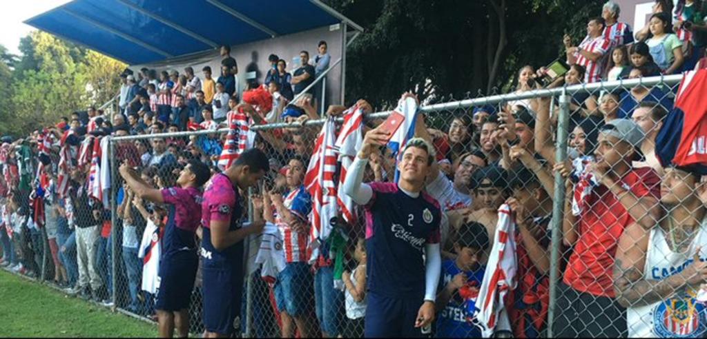 Aficionados de Chivas se hacen presentes en el entrenamiento del club. Noticias en tiempo real