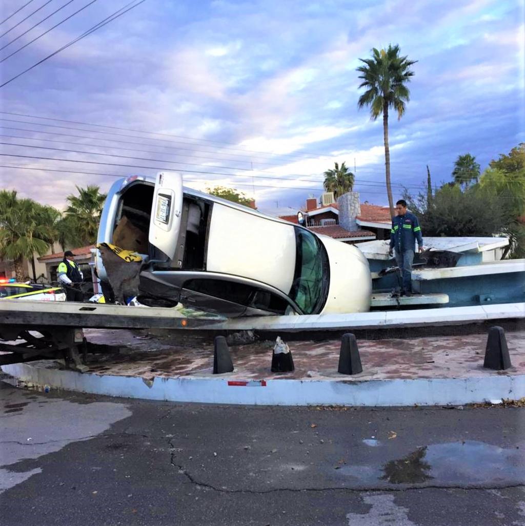 Vehículo termina volcado dentro de una fuente en Torreón. Noticias en tiempo real