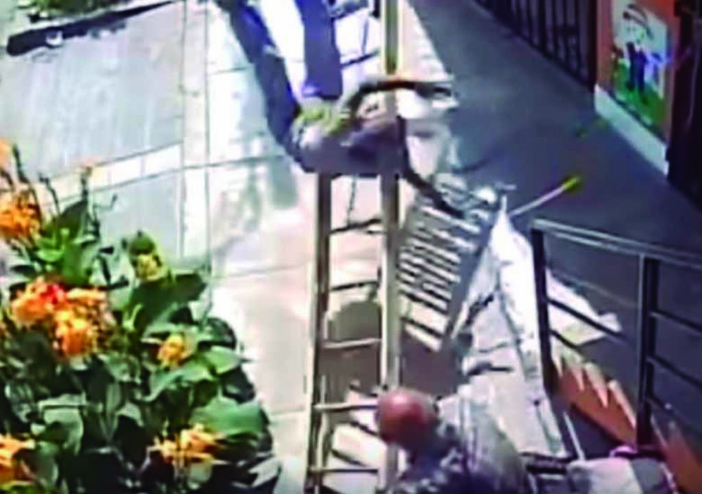 VIDEO: Anciano en silla de ruedas tira a trabajador de escalera. Noticias en tiempo real
